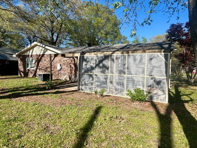 Building Photo - 833 Stanford Dr