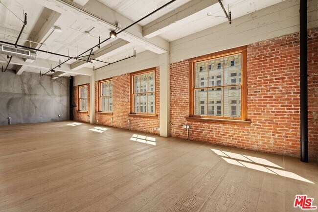 Building Photo - 808 S Broadway