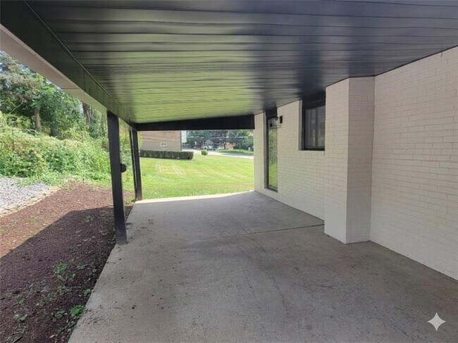 Building Photo - 113 Meadowbrook Dr