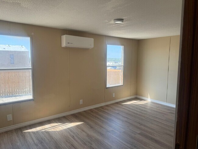 Building Photo - 327 Lewis Dr