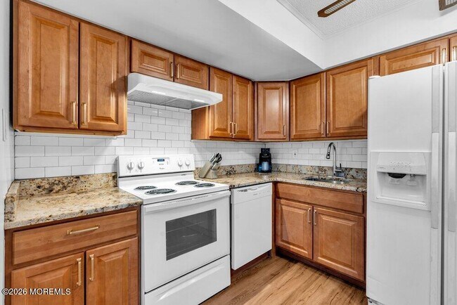 Building Photo - 11 Sutton Dr