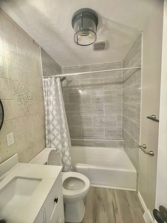 Building Photo - UPDATED 2 Bed 2 Bath-Pittsburgh Pa