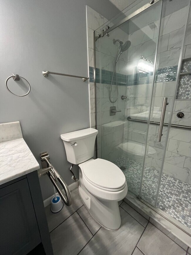 Building Photo - Kings Colony 2 / 2 bath with Florida room!