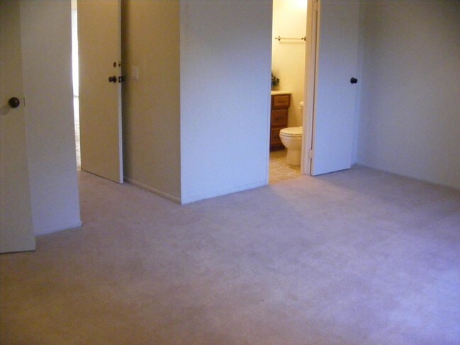 E. Master to on suite bathroom - 15252 Devonshire St