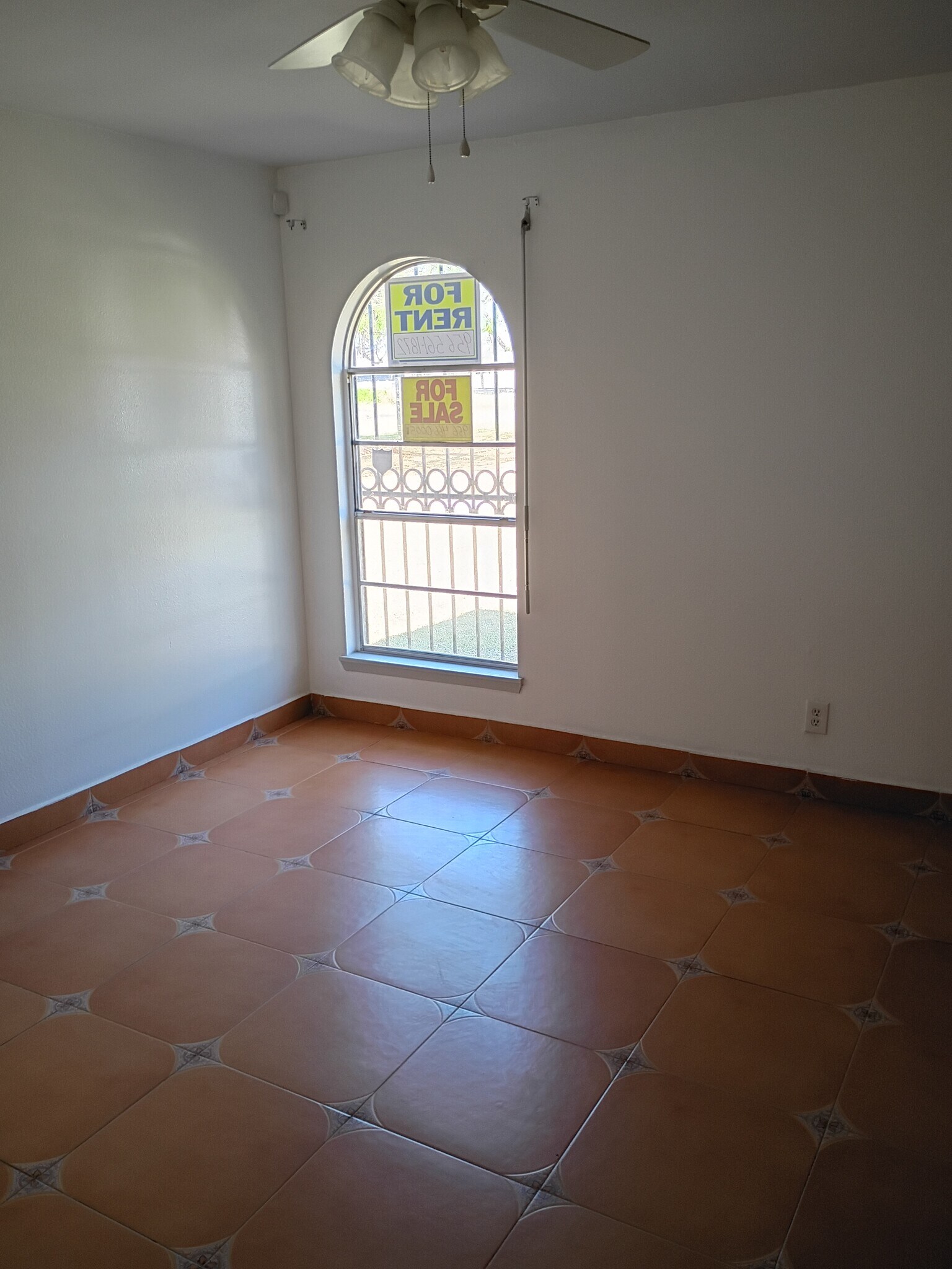 Building Photo - 706 Continental Dr