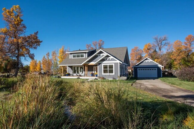 Building Photo - Beautiful and Spacious 3 Bed, 2.5 Bath Hom...