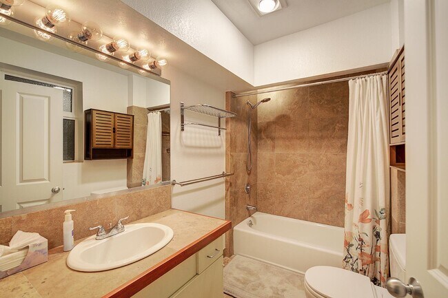 Building Photo - 1038 Lakeview Blvd E