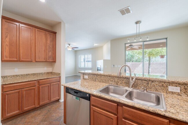 Building Photo - Bright, Spacious Riverside Crossing Retrea...