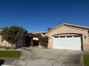 Building Photo - Large 3 bed 2.5 bath with pool and Gargae