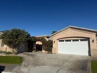 Building Photo - Large 3 bed 2.5 bath with pool and Gargae