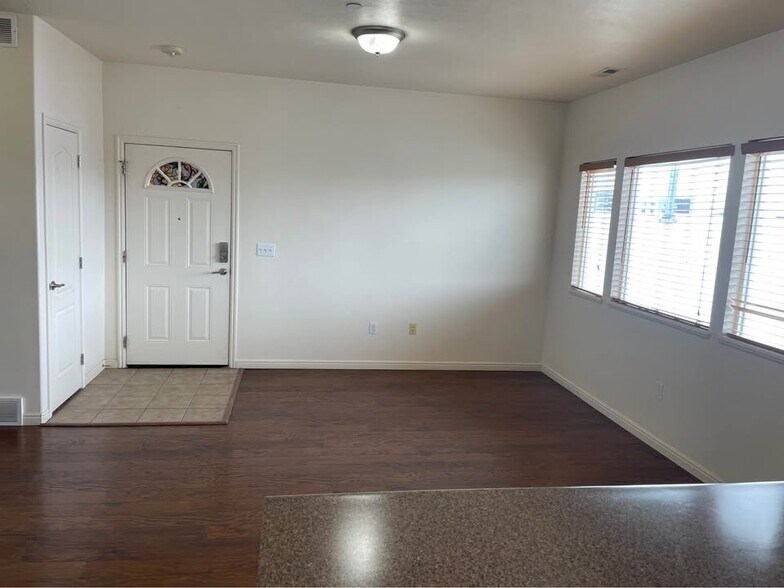 Building Photo - 114 E Bella Monte Dr