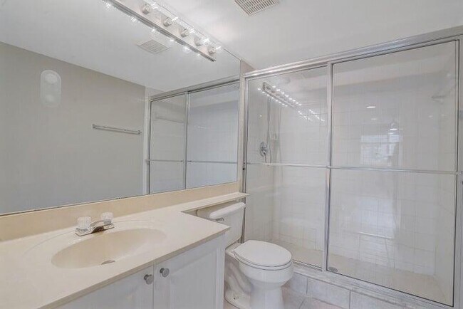 Building Photo - 1700 Crestwood Ct S