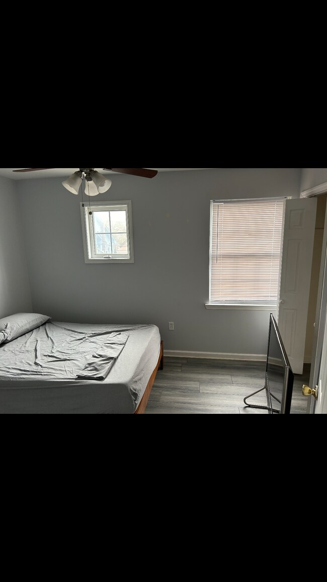 Building Photo - 245 Leslie St