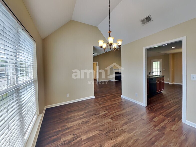 Building Photo - 902 Tanager Ct