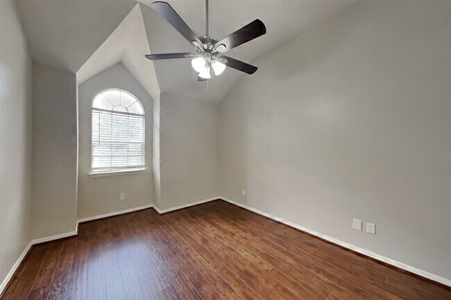 Building Photo - 7918 Hidden Oaks Ln