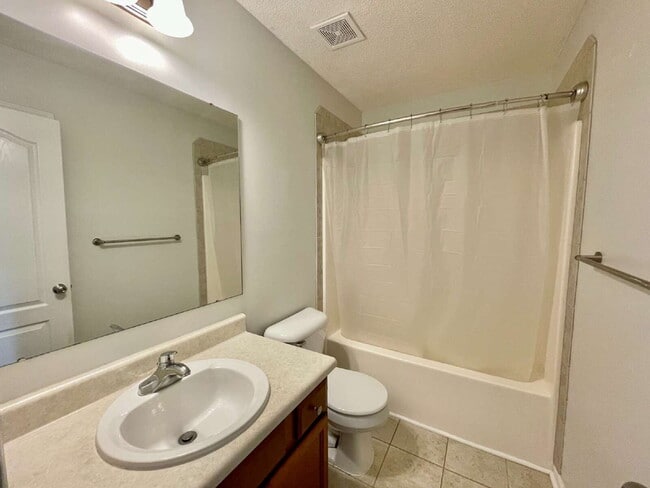 Building Photo - Charming 3-Bedroom Haven With 2 Full Baths...