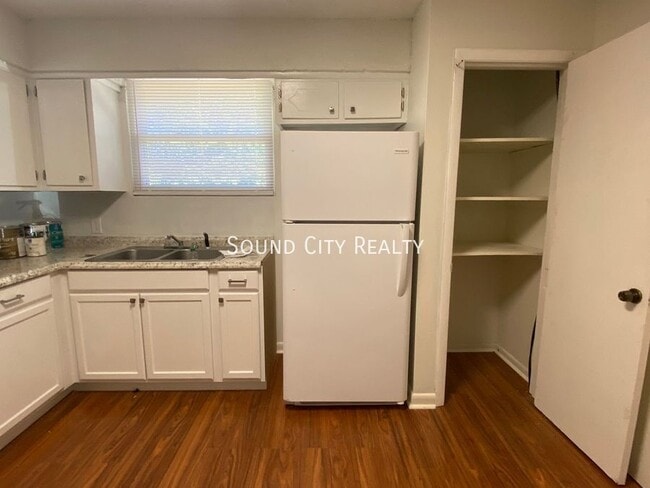 Building Photo - 3232 Hinkle-