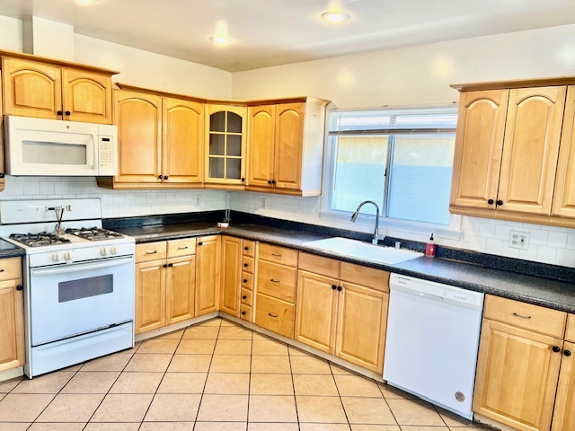 bright huge kitchen - 1527 18th St