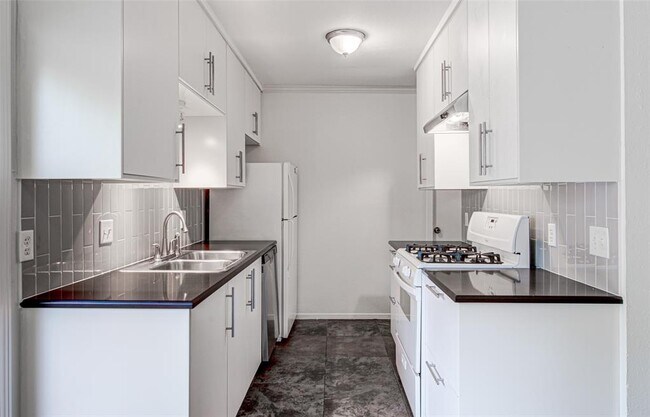 Building Photo - 1403 Click Cove