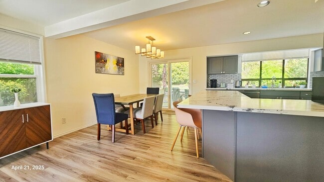 Building Photo - Beautiful Remodeled 4 Bedroom and 2.5 Bathroom Single Family House - Bellevue