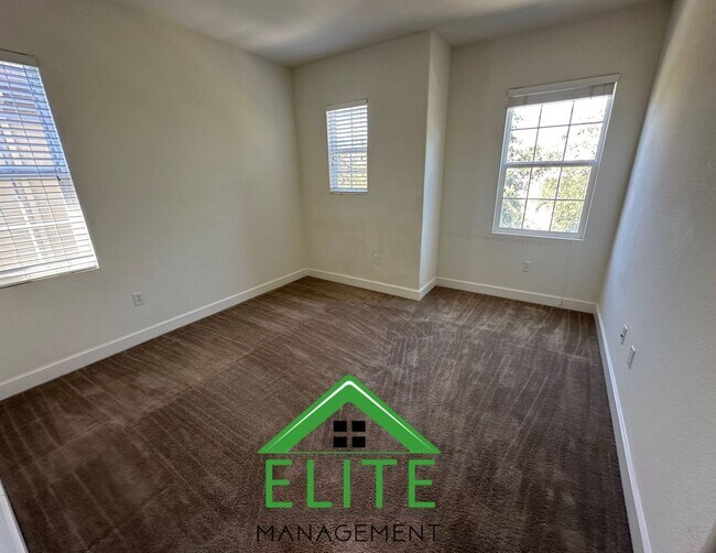 Building Photo - Spacious and Stylish 4-Bedroom Home in Des...