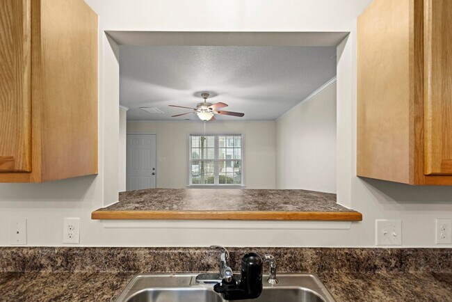 Building Photo - Adorable townhome with beautiful upgrades!