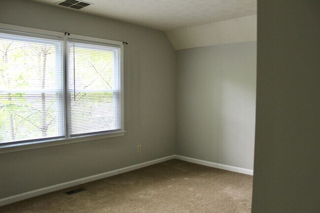 Building Photo - 736 Woodland Dr