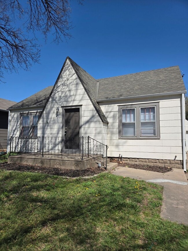 Building Photo - 720 W Dayton Ave
