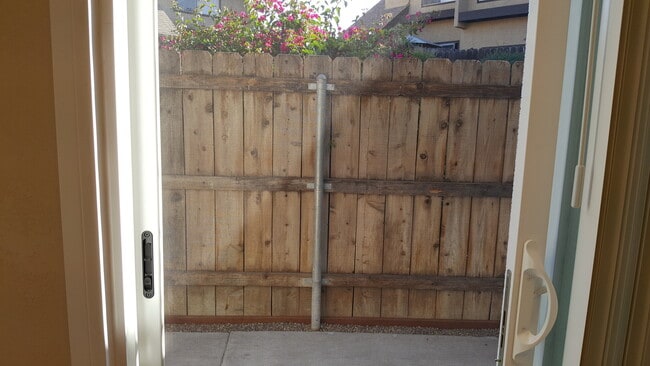 Building Photo - 2 Bed/1.5 Bath Townhouse