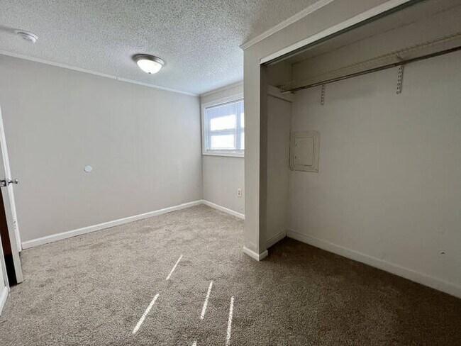 Building Photo - 723 Wren Rd