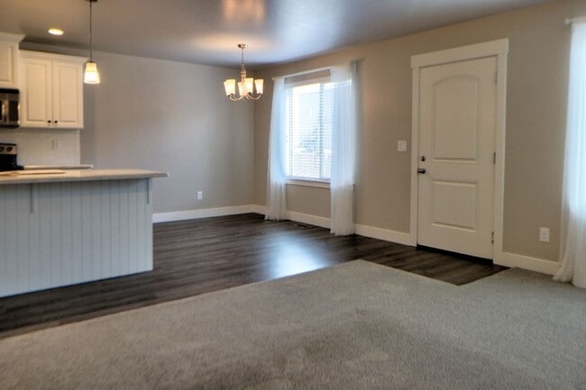 Building Photo - 3 bed 2.5 bath townhome in Salem