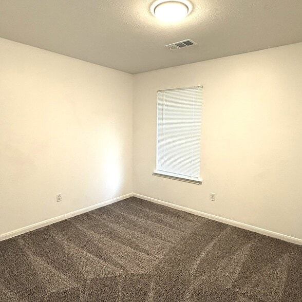 Building Photo - 19851 Laurel Trail Dr