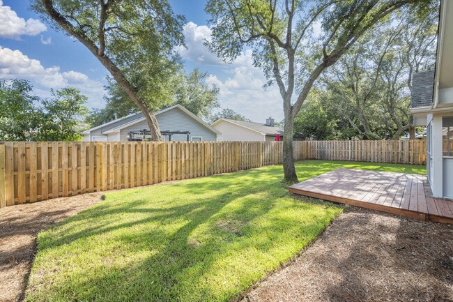 Building Photo - 305 Parkwood Pl