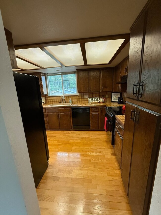 Building Photo - Gorgeous 4 bedroom home on corner lot in B...