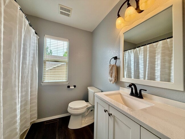 Building Photo - Stunning 4-Bedroom Home with Loft and Fini...