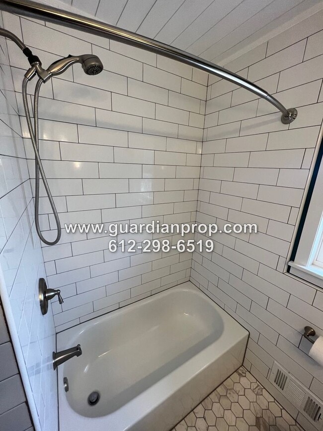 Building Photo - Shoreview House Available September 1st, U...