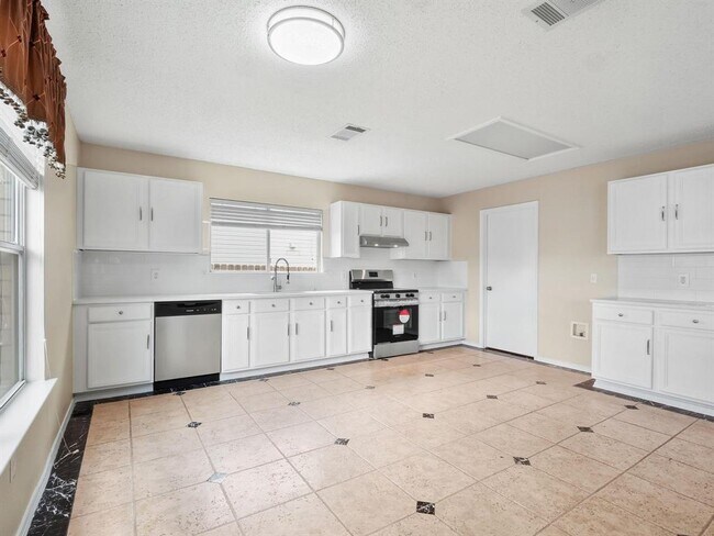 Building Photo - 2727 High Point Dr