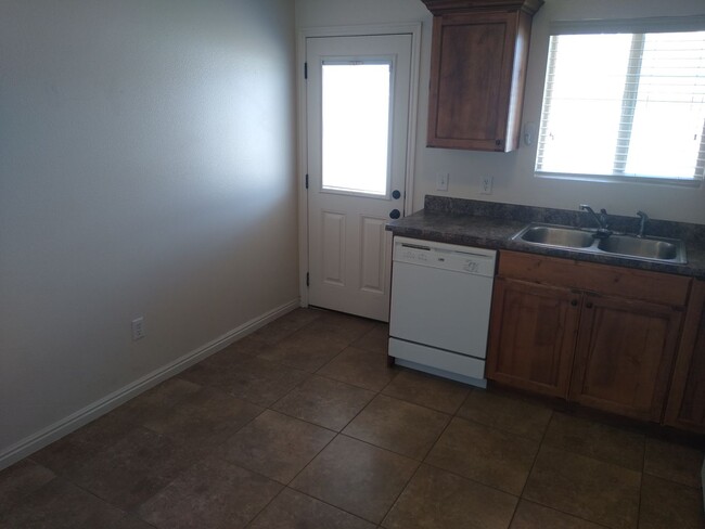 Building Photo - 2 bedroom 1 bath duplex! Fenced yard! Lamp...