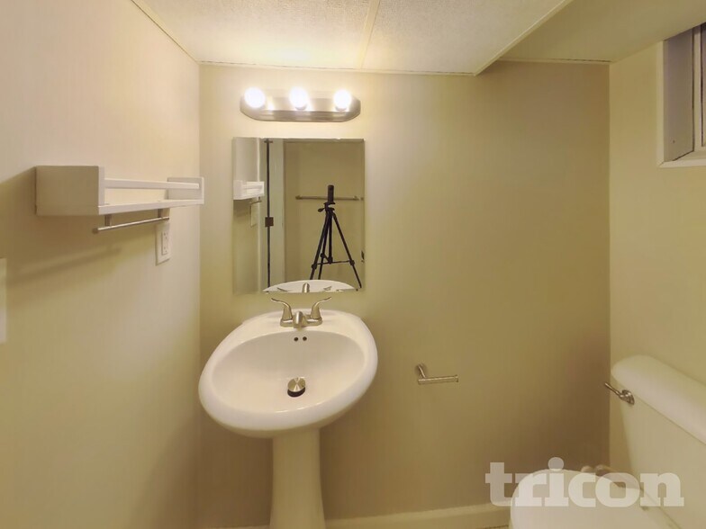 Building Photo - 3733 Hillsboro Ave N