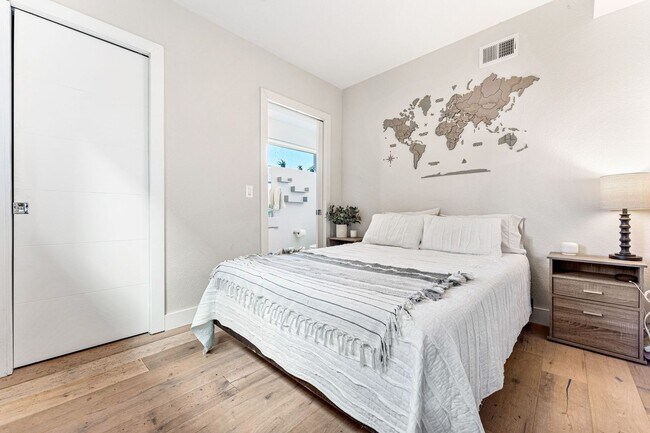 Building Photo - ROOFTOP DECK + spacious END UNIT townhome in Berkeley Neighborhood!