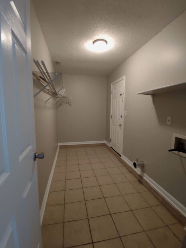 Building Photo - 602 Sand Ridge Rd