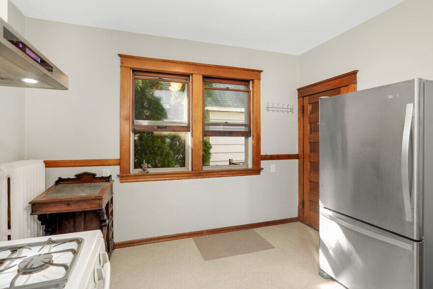kitchen - 2220 26th Ave S