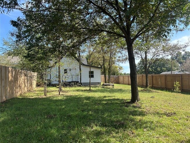 Building Photo - 304 N Tucker Ave