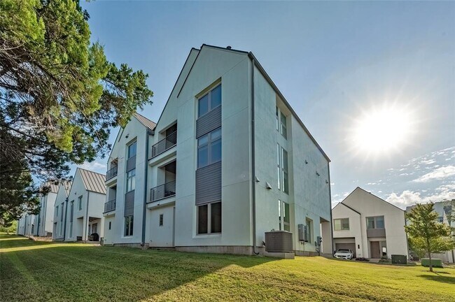 Building Photo - 2518 Sutherland St