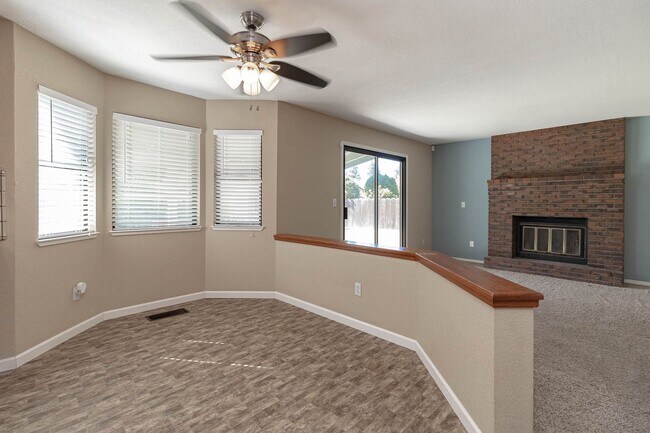 Building Photo - Two story home located near major shopping and restaurants!