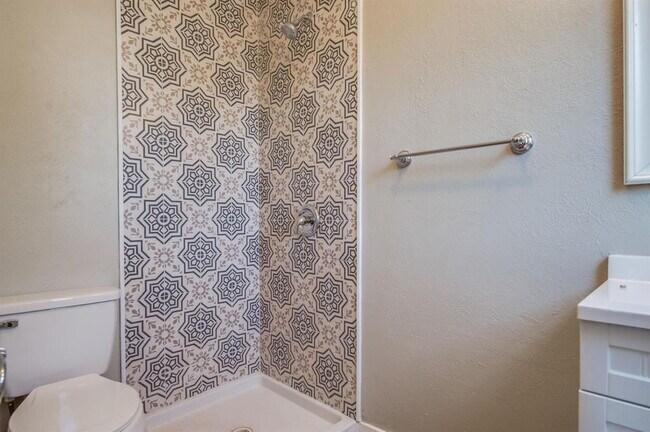 Building Photo - Pre-Leasing for Summer/Fall 2026! - Close to Downtown