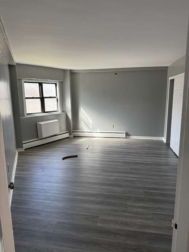Building Photo - 865 Lower Ferry Rd