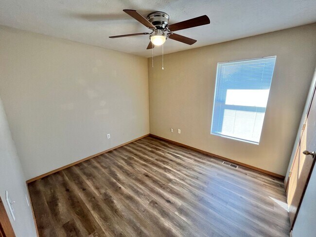 Building Photo - 2 bedroom 2 bath duplex in Clever!