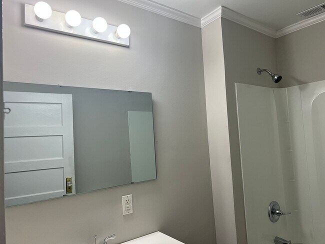 Building Photo - Newly Updated All-Brick Home in Growing Ne...