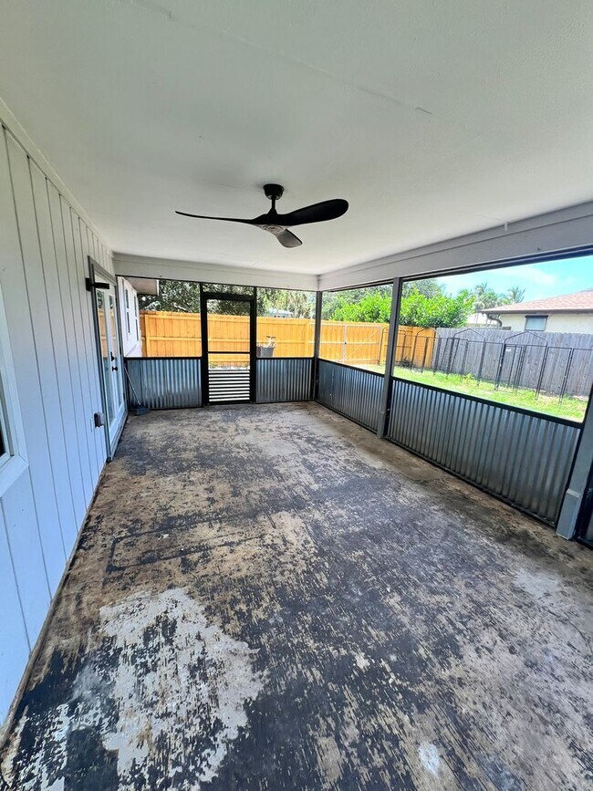 Building Photo - NEWLY RENOVATED 3 BEDROOM 2 BATH HOME- TIL...
